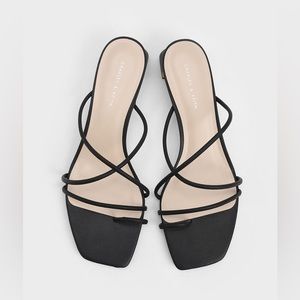 Black Strapped Toe Ring Low-Heeled Sandals